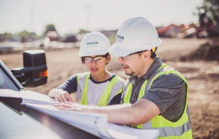 两个Brmanbet体育滚球aun Intertec员工戴着安全帽，共同努力提供可靠的工程解决方案