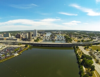 爱荷华州高速公路桥和水的围场图像