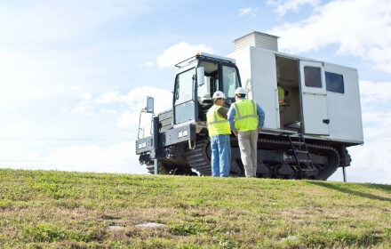 两个员工站在下一个o布劳恩Intertec设备manbet体育滚球