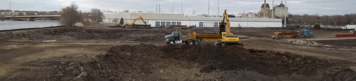 施工区域的拖拉机和卡车